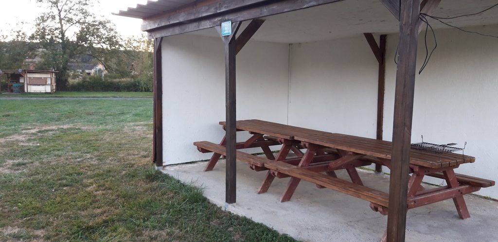 table pique-nique sous pergola